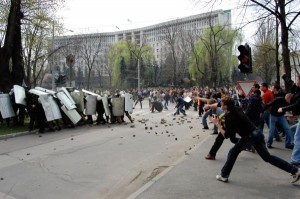 Tinerii moldoveni au protestat împotriva rezultatului alegerilor