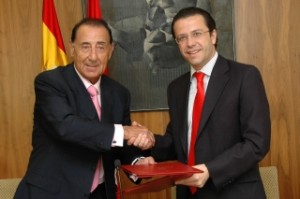 Preşedintele Camerei de Comerţ şi Industrie Madrid, Salvador Santos Campano şi ministrul regional de Imigraţie, Javier Fernández-Lasquetty