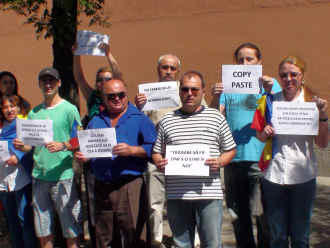 Protest restrans impotriva lui Ponta la Madrid