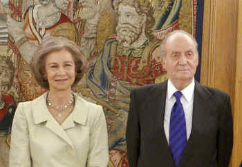 Regina Sofia și regele Juan Carlos merg la înmormântarea regelui Mihai