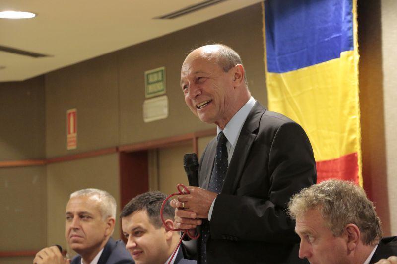 Băsescu a adunat 100 de români la Coslada