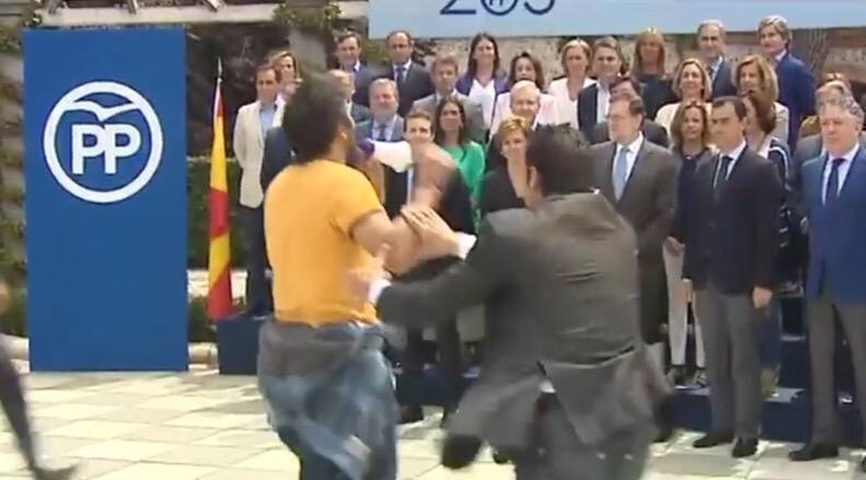 Românul care a strigat în fața lui Rajoy: „Sunteți Mafia!”