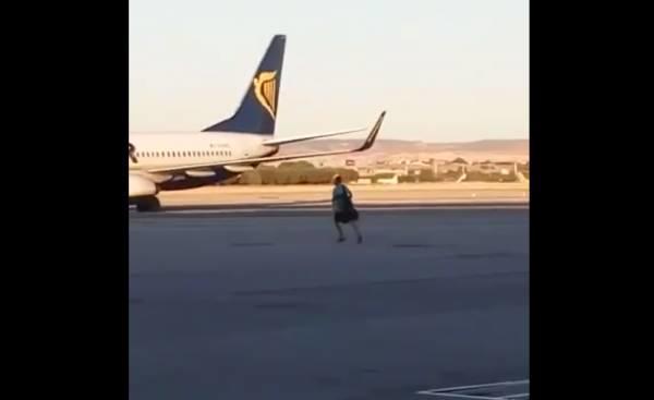 Un călător a prins avionul din fugă pe aeroportul din Madrid