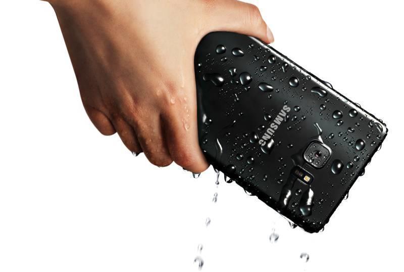 Noul telefon Samsung se deschide cu ochii și nu intră la apă