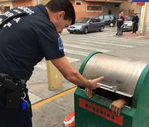 Român blocat într-un container de gunoi la Murcia