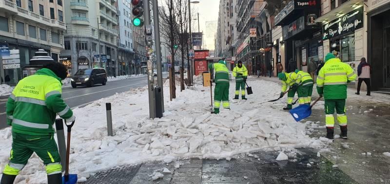 Străzile din Madrid sunt în continuare pline de gheață