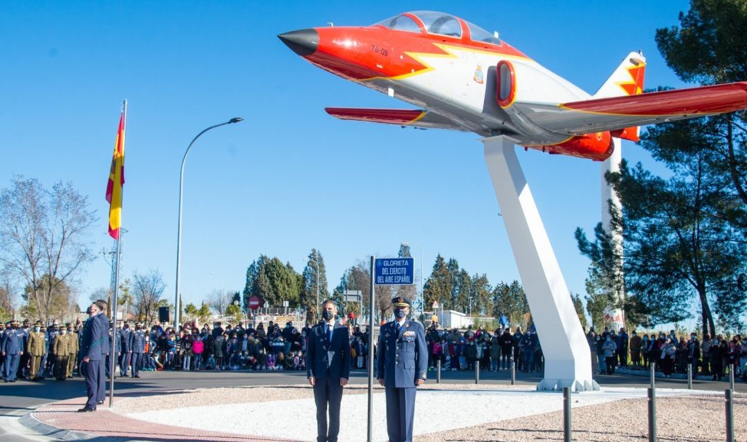Alcalá – Consiliul Local și Forțele Aeriene inaugurează un nou sens giratoriu în Alcalá prezidat de o aeronavă C-101