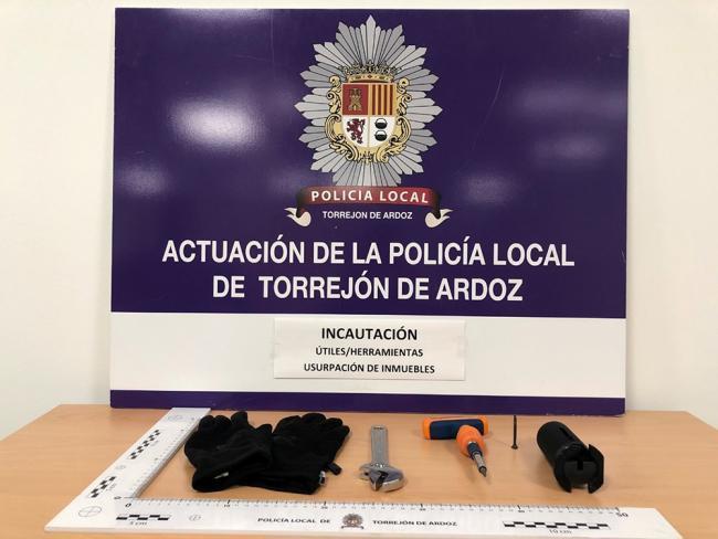 Torrejón – Poliția Locală împiedică ocuparea unei locuințe de către presupuși membri ai mafiilor dedicate traficului de locuințe