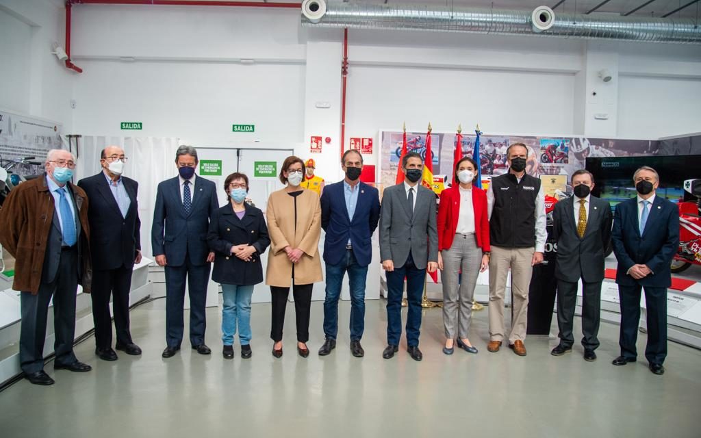 Alcalá – Primarul și ministrul Reyes Maroto vizitează expoziția „Motociclete fabricate în Spania” din Alcalá