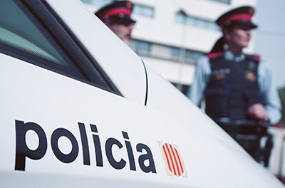 Doi hoți violenți arestați pentru că au agresat și lăsat inconștient un bărbat în vârstă în casa sa din Barcelona