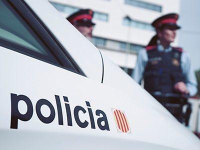 Doi hoți violenți arestați pentru că au agresat și lăsat inconștient un bărbat în vârstă în casa sa din Barcelona