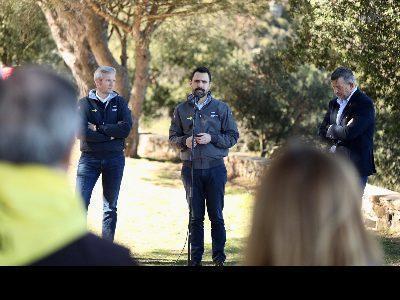 Ministrul Afacerilor și Muncii și vicepreședintele Xunta de Galicia comemorează Anul Xacobeo prin inaugurarea unui punct de reper pe Camino de Santiago, care trece prin Catalonia