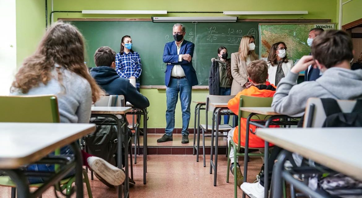 Comunitatea Madrid a înscris deja 68 de minori refugiați ucraineni în 27 de centre educaționale din regiune