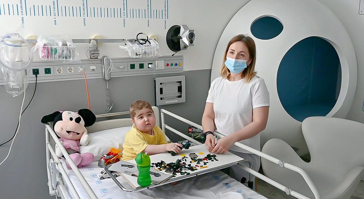 Spitalul Gregorio Marañón are grijă de cinci copii sosiți din Ucraina în Unitatea de Oncohematologie Pediatrică