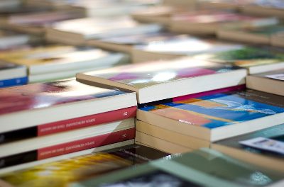 Bibliotecile publice consolidează legăturile cu târgurile de carte din Catalonia
