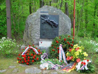 Memorialul Democrat însoțește familiile deportaților catalani în omagiu de la Praga adus persoanelor ucise în lagărul Hradištko