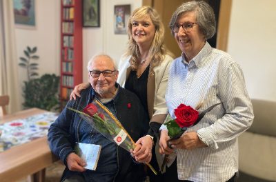 Consilierul Cervera prezintă un trandafir solidari de la Prietenii Persoanelor Vârstnice