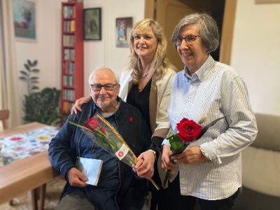 Consilierul Cervera prezintă un trandafir solidari de la Prietenii Persoanelor Vârstnice