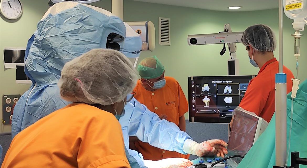 Spitalul Universitar din Fuenlabrada încorporează un sistem inovator de chirurgie robotică pentru implantarea de proteze de genunchi