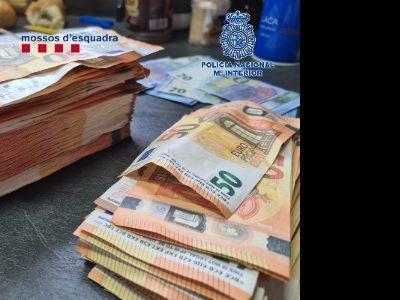 Mossos d'Esquadra și Poliția Națională destructuran un grup infracțional care distribuia online bancnote false de 20 și 50 de euro