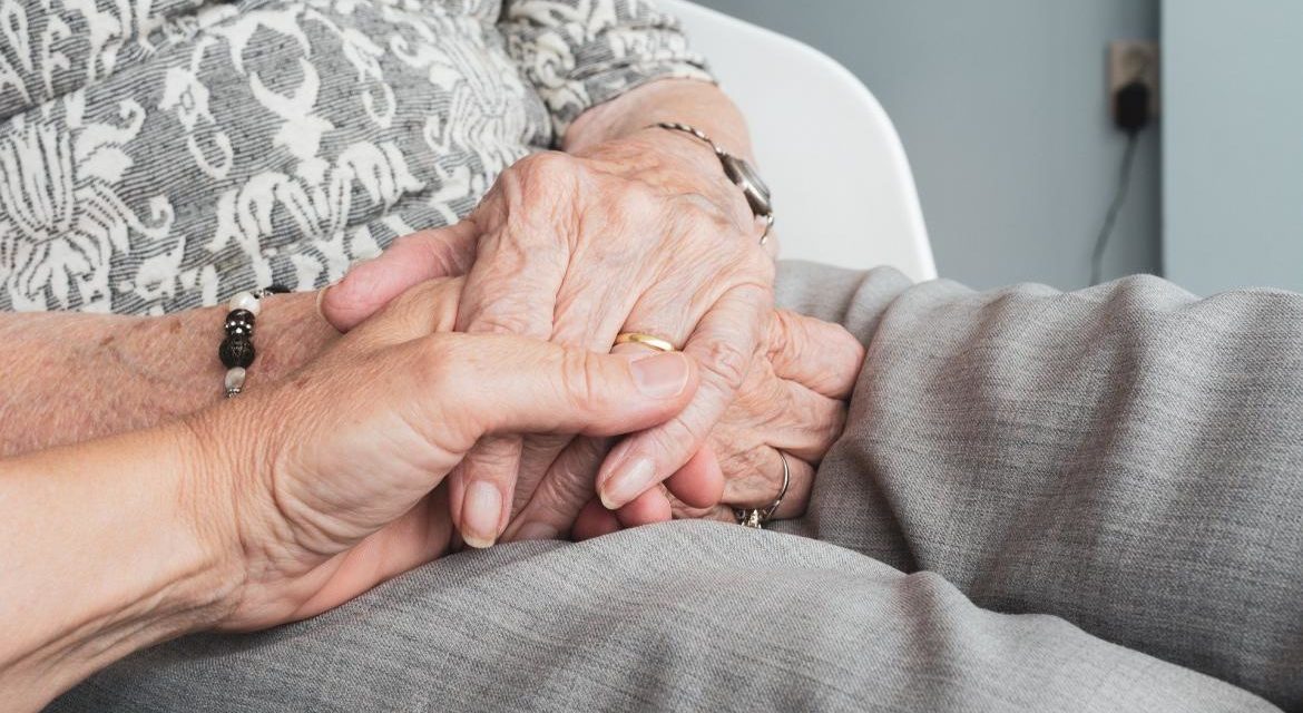 Comunitatea Madrid reînnoiește serviciul de îngrijire a persoanelor vârstnice dependente în Centrele de zi publice