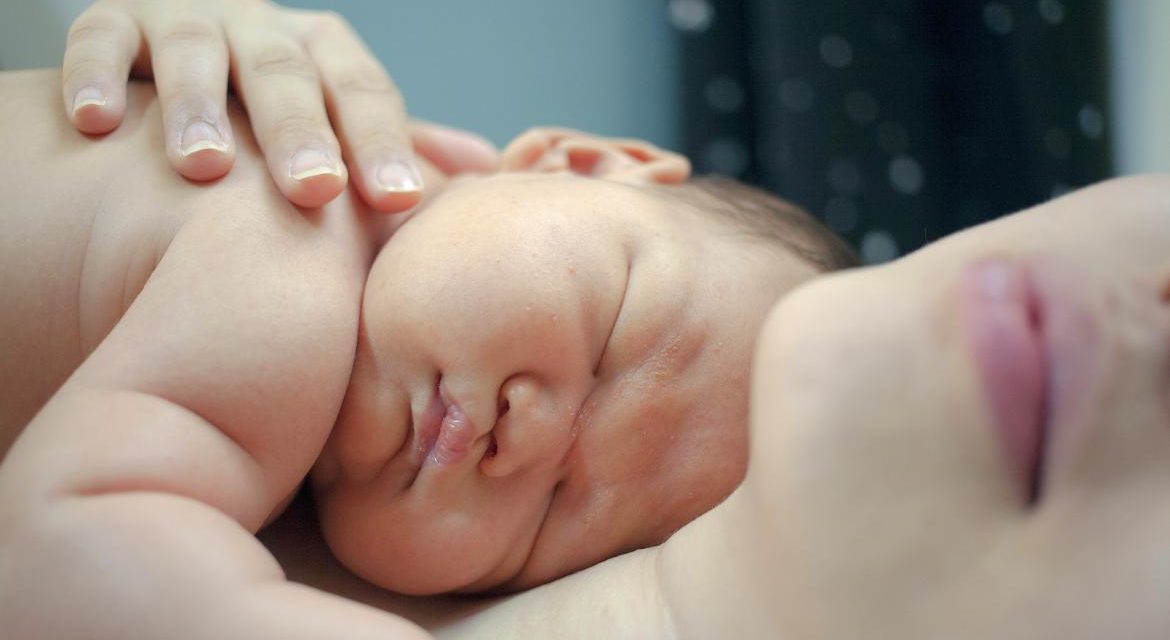 Spitalul Infanta Cristina va pune la dispoziția familiilor defavorizate de copii prematuri „nași” și „nași” de babysitting.