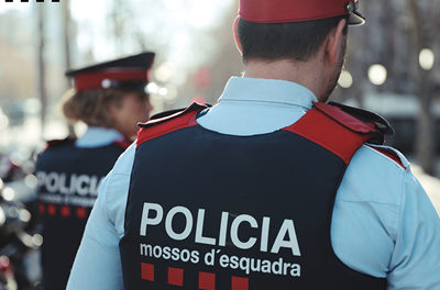 Mossos d'Esquadra localizează cinci telefoane mobile furate într-o mașină de spălat vase dintr-un bar și arestează un hoț de buzunare care tocmai furase unul dintre aparate și proprietarul localului