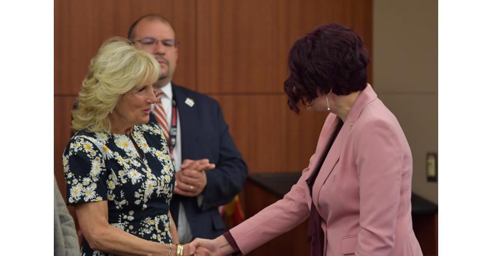 Premierul Ciucă a desemnat-o pe doamna consilier de stat Mădălina Turza să reprezinte Guvernul la întâlnirea cu prima doamna a SUA, Dr. Jill Biden