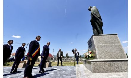 Participarea premierului Nicolae-Ionel Ciucă la ceremonia depunerii de coroane de flori la Statuia lui Lucian Blaga din Lancrăm