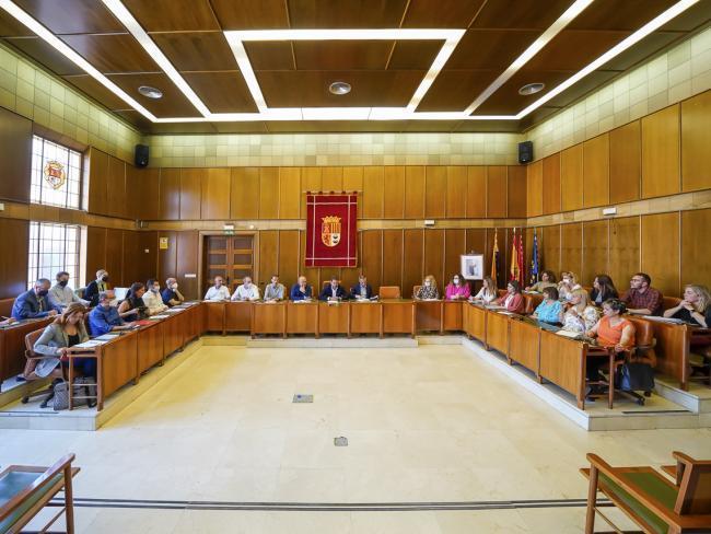 Torrejón – Primarul, Ignacio Vázquez, se întâlnește cu directorii celor 20 de școli publice din oraș pentru a anunța că Consiliul Local…