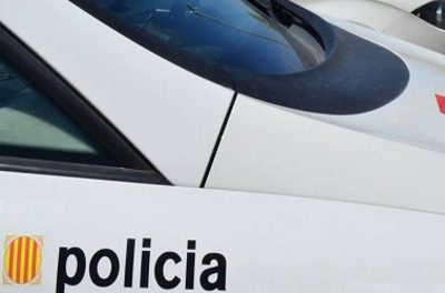 Mossos d'Esquadra au destructurat un grup infracţional pentru comiterea a treisprezece furturi în interiorul vehiculelor parcate în parcările restaurantelor din toată Catalonia