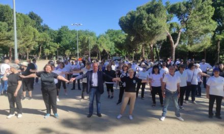 Alcalá – O sută de bătrâni din Alcalá se bucură de un Master Class de dans în linie în Parque O'Donnell