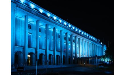Palatul Victoria, iluminat în turcoaz, în cadrul campaniei de conștientizare  a Bolii Batten