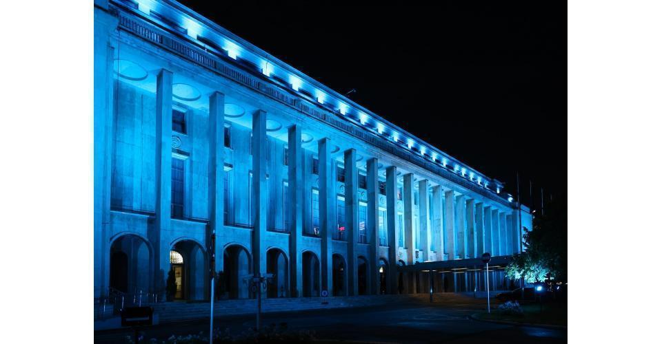 Palatul Victoria, iluminat în turcoaz, în cadrul campaniei de conștientizare  a Bolii Batten