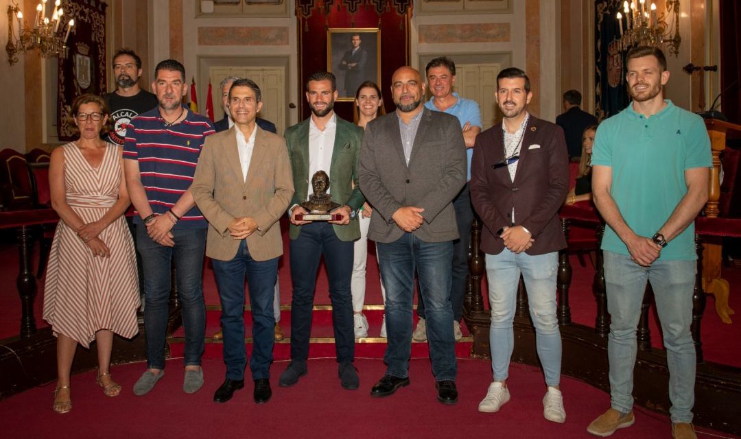 Alcalá – Fotbalistul de la Alcalá Nacho Fernández a fost primit astăzi la Primăria Alcalá de Henares în semn de recunoaștere a mea…