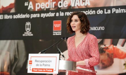 Díaz Ayuso prezintă o carte de solidaritate pentru a strânge fonduri pentru reconstrucția orașului La Palma