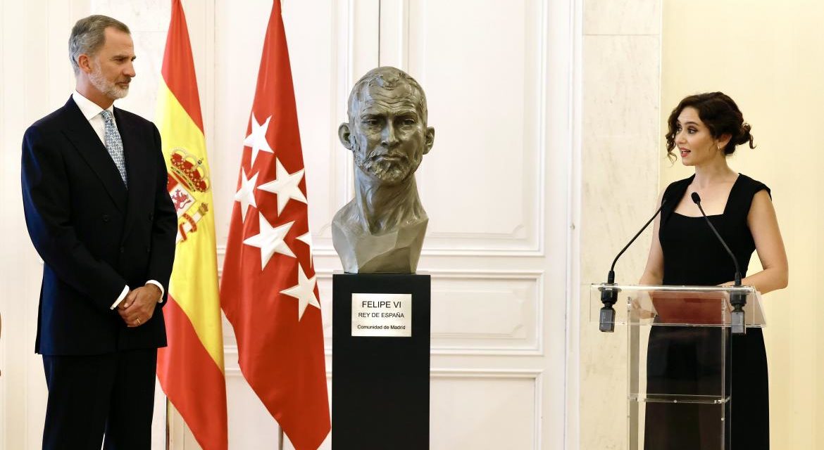 Díaz Ayuso îi prezintă regelui Felipe al VI-lea bustul omagiu în cinstea sa și evidențiază Coroana ca o „garanție a pluralității democratice, respectarea legilor și libertatea responsabilă”