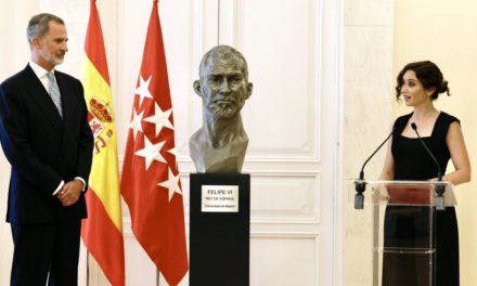 Díaz Ayuso îi prezintă regelui Felipe al VI-lea bustul omagiu în cinstea sa și evidențiază Coroana ca o „garanție a pluralității democratice, respectarea legilor și libertatea responsabilă”