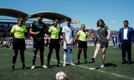 Díaz Ayuso primește premiul celui de-al VI-lea turneu de fotbal pentru cadeți Vicente del Bosque în semn de recunoaștere a sprijinului său pentru sport