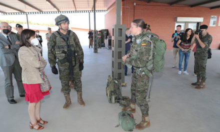 Margarita Robles vizitează Brigada de Parașutisti și recunoaște pregătirea ei exigentă pentru sănătate și antrenament