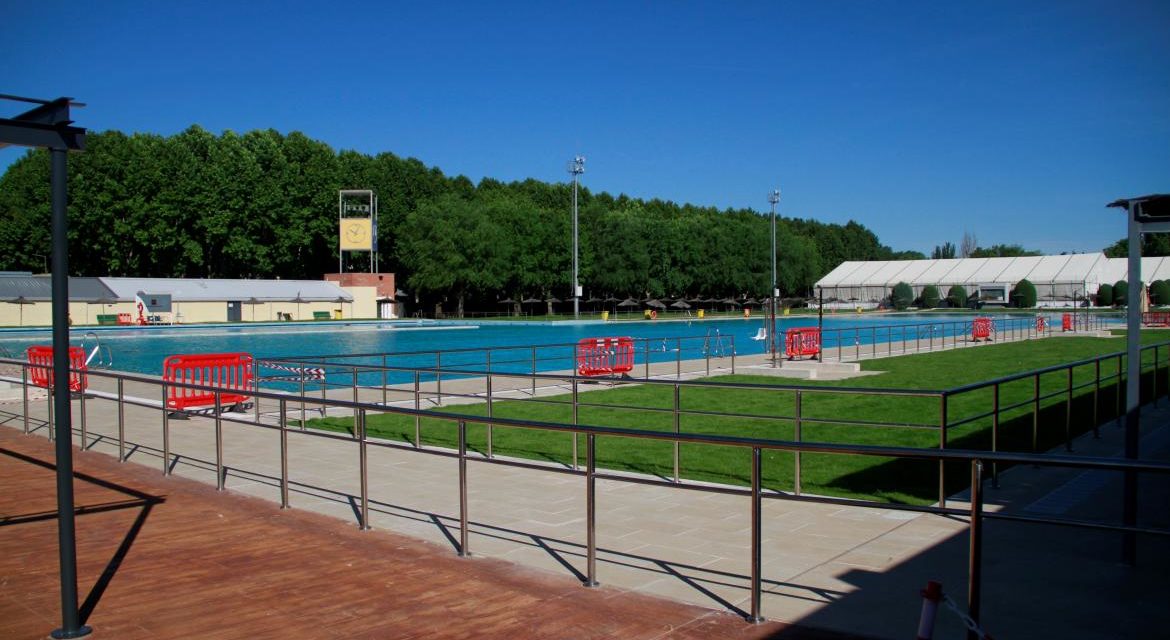 Comunitatea Madrid reamintește că deținătorii cardului de tineret au acces gratuit la piscinele sale publice