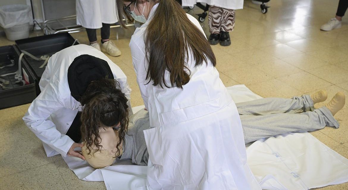Elevii din învățământul secundar din regiune efectuează sejururi de formare la Spitalul Gregorio Marañón