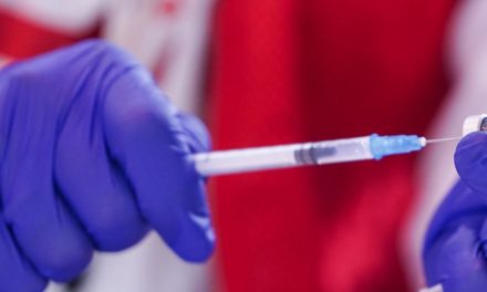 Un studiu efectuat la Spitalul Enfermera Isabel Zendal concluzionează că vaccinarea împotriva COVID-19 previne internarea și protejează de utilizarea suportului respirator