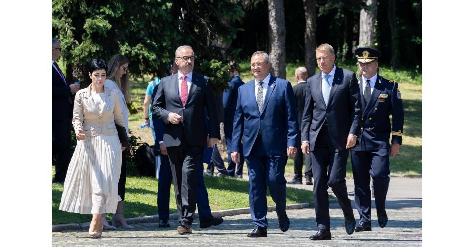 Participarea premierului Nicolae-Ionel Ciucă la ceremonia organizată cu prilejul „Zilei Eroilor” în Parcul Carol I, București, la Monumentul „Mormântul Ostașului Necunoscut”
