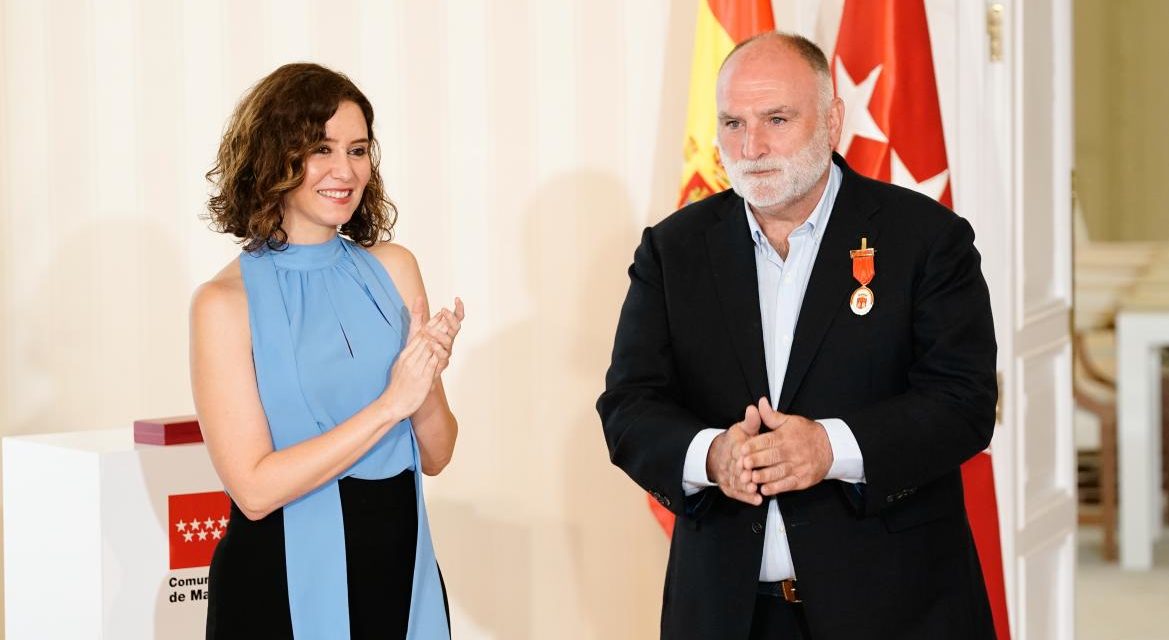 Díaz Ayuso i-a acordat Medalia de Aur a Comunității Madrid bucătarului José Andrés pentru „curajul, sensibilitatea și vocația sa”