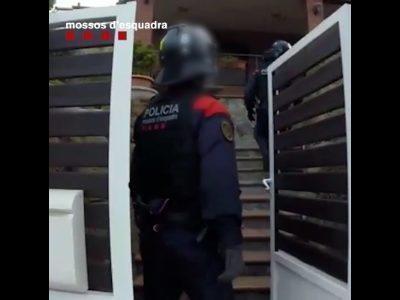 Arestat trei membri ai unei organizații criminale pentru escrocherea a 1,68 milioane de euro prin combinarea modalității de escrocherie Rip Deal cu „escrocheria dragostei”