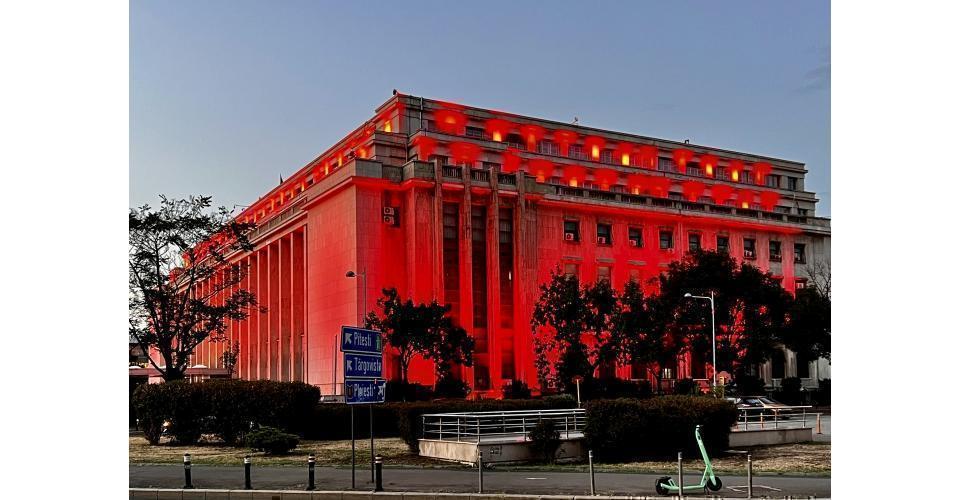 Palatul Victoria, iluminat în roșu cu ocazia Zilei naţionale pentru comemorarea martirilor Brâncoveni şi de conştientizare a violenţelor împotriva creştinilor