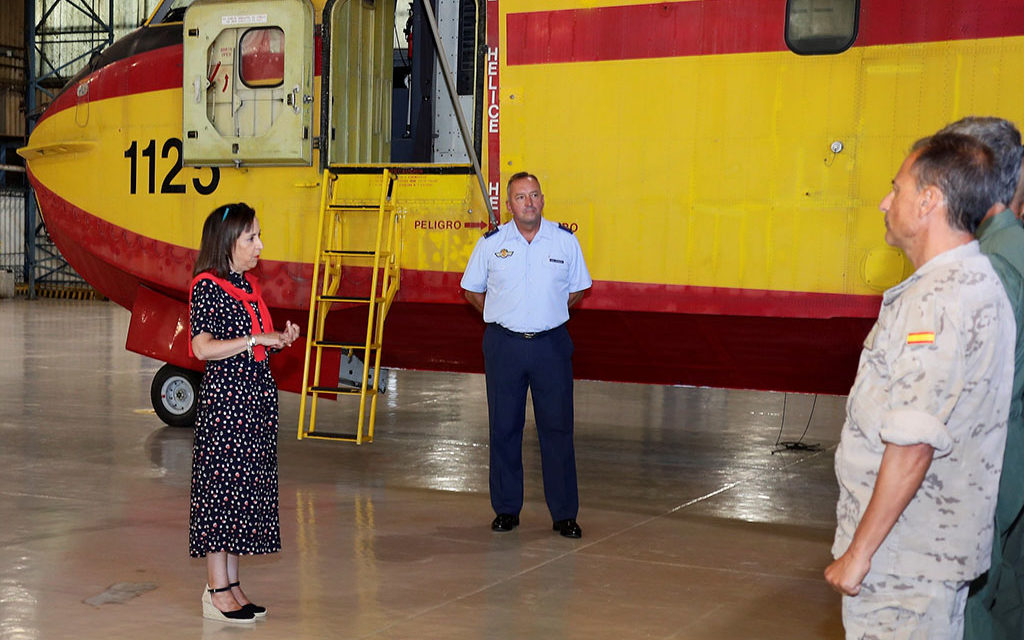 Robles vizitează al 43-lea Grup al Forțelor Aeriene, care și-a înregistrat cea mai mare activitate în cei 50 de ani de luptă împotriva incendiilor