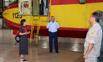Robles vizitează al 43-lea Grup al Forțelor Aeriene, care și-a înregistrat cea mai mare activitate în cei 50 de ani de luptă împotriva incendiilor
