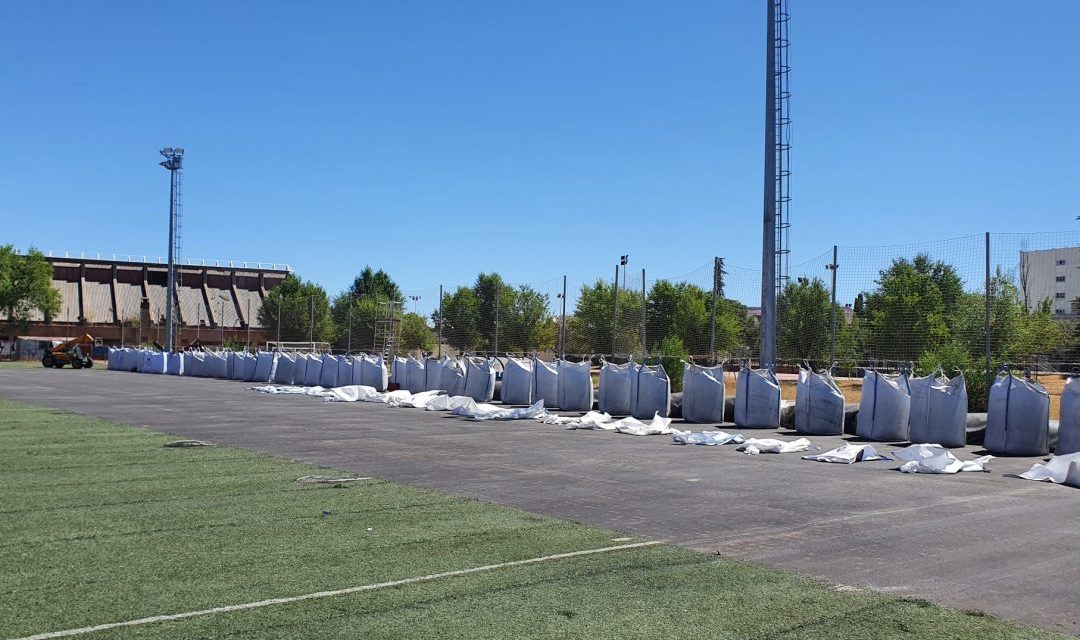 Alcalá – Consiliul Local reînnoiește gazonul terenului municipal de rugby Luisón Abad